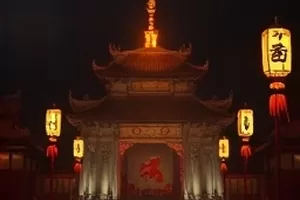 夜色中夜航船甲板灯光的画面