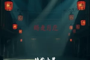 渡口木船与江面晨雾的画面