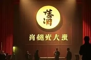 旧城烘焙坊清晨操作台的画面
